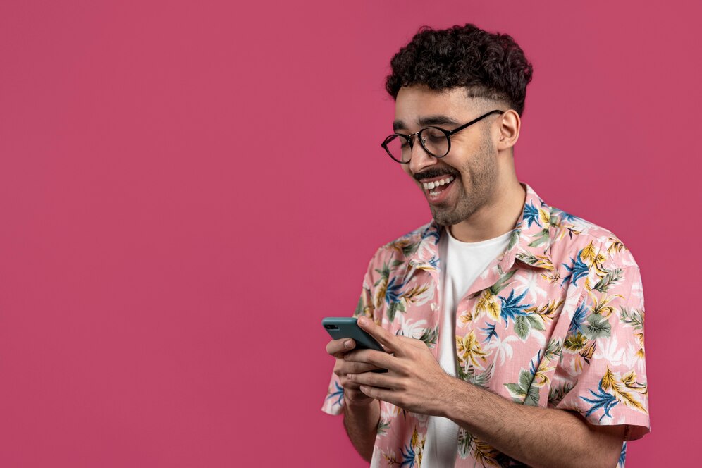 medium-shot-smiley-man-holding-smartphone_23-2149302461